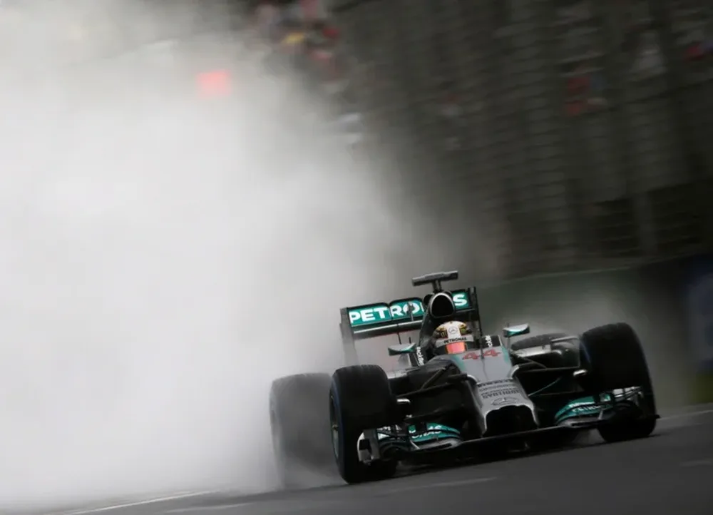 Lewis Hamilton se quedó con la primera posición en la clasificación bajo lluvia.