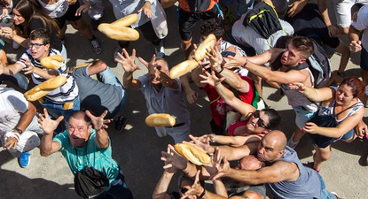 Miles de bocadillos de pan y queso arrojados desde una ermita.