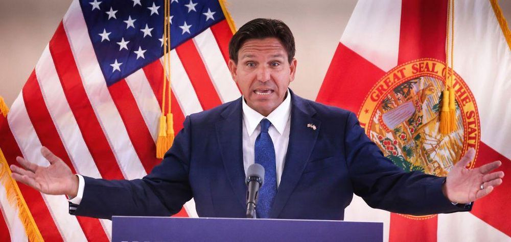 El gobernador de Florida, Ron DeSantis, es conocido por sus medidas conservadoras en materia social y contra los sin papeles.