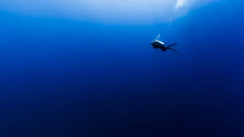 Es probable que el color de los océanos se vuelva más azul, de acuerdo con científicos.