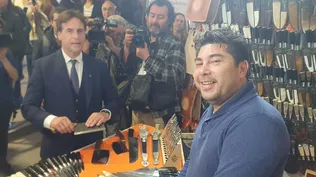 El presidente compró un hacha de mesa para regalarle a su secretario.