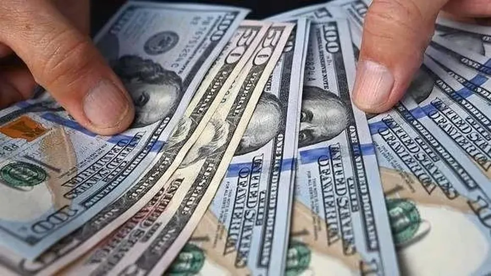 El blue sigue abajo de los $900