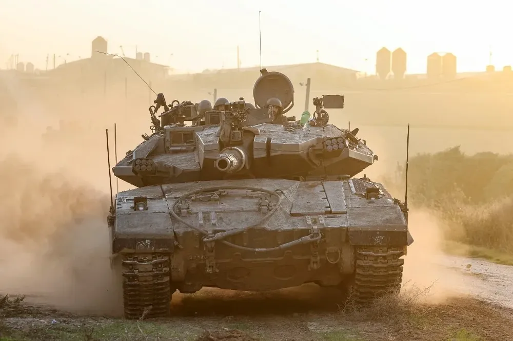 Un tanque israelí avanza en la Franja de Gaza.