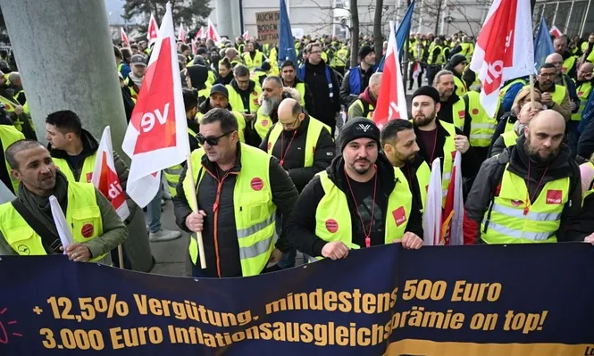 Empleados de Lufthansa se manifiestan por mejoras salariales en el aeropuerto de Frankfurt.