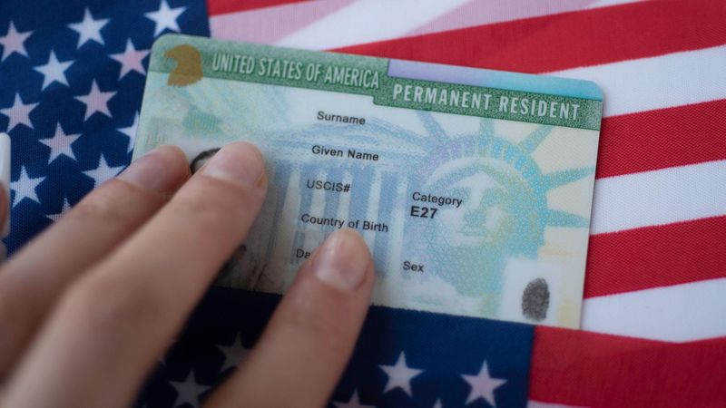 El gobierno de Trump exigirá a la mayoría de los inmigrantes que solicitan la residencia que abandonen primero EEUU