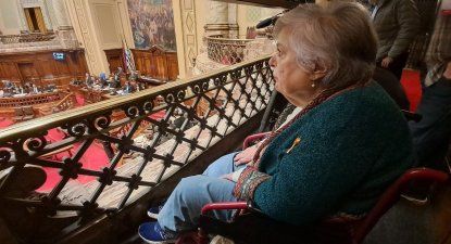 Beatriz Gelós en las barras del Parlamento