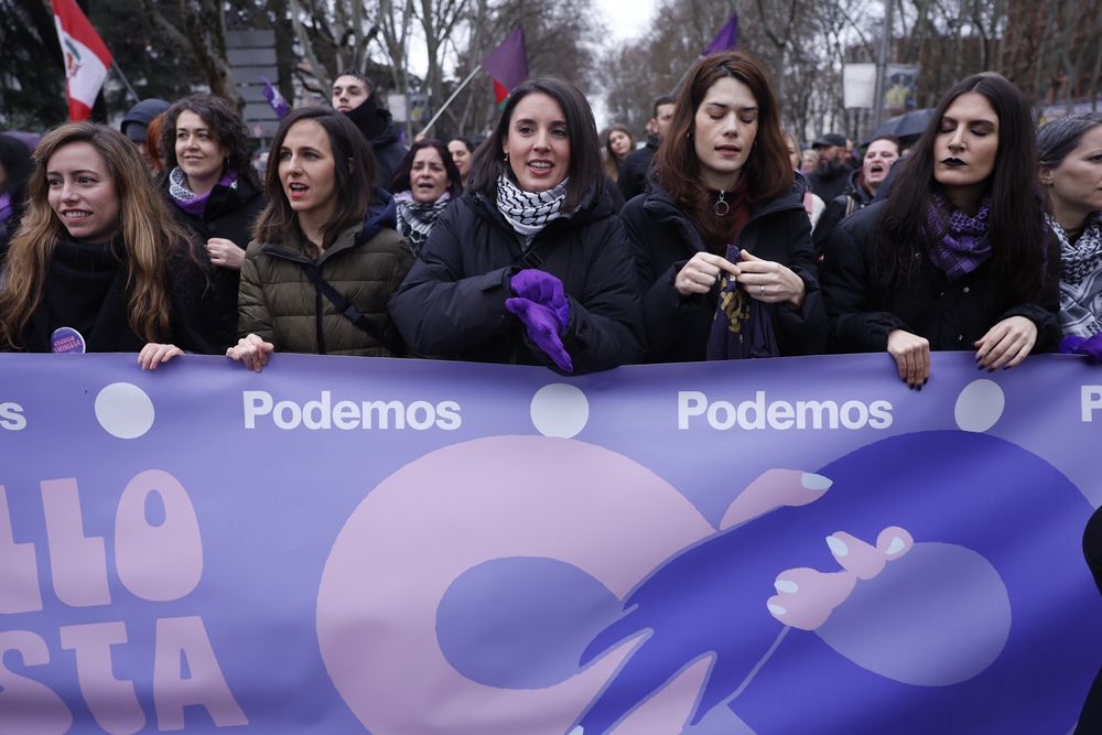 Las líderes de Podemos, Ione Belarra (2i), e Irene Montero (c), junto a su compañera, Isa Serra participan en la manifestación que con motivo del Día Internacional de la Mujer, recorre este sábado las calles de Madrid. 