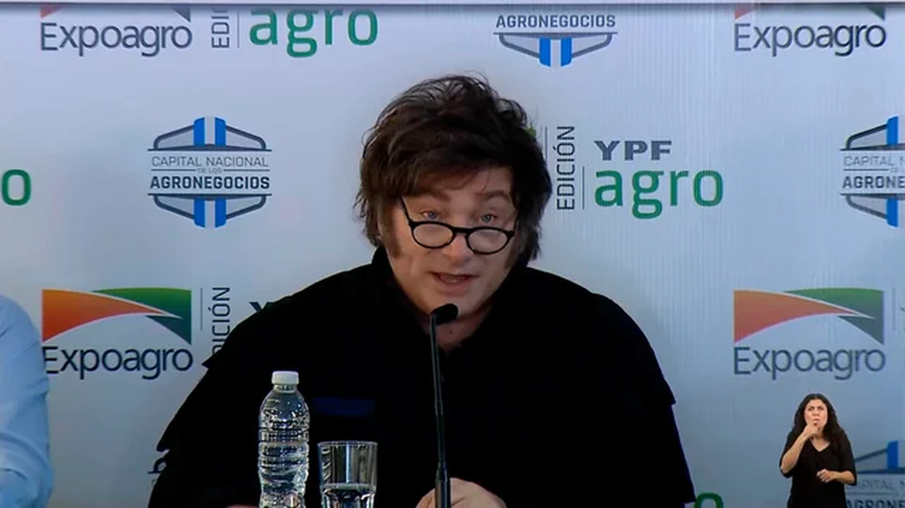 En su discurso en Expoagro, Milei resaltó el “enorme trabajo” de la ministra y afirmó que “los buenos son los de azul” y que los “malos” eran los manifestantes violentos.