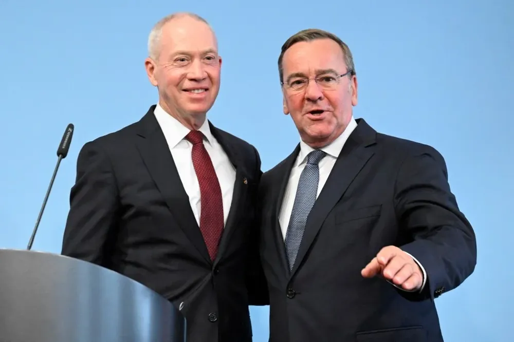 El ministro de Defensa alemán Boris Pistorius (der.) junto a su par israelí Yoav Gallant (izqu.) en la conferencia de prensa donde anunció la compra de los misiles israelíes Arrow 3