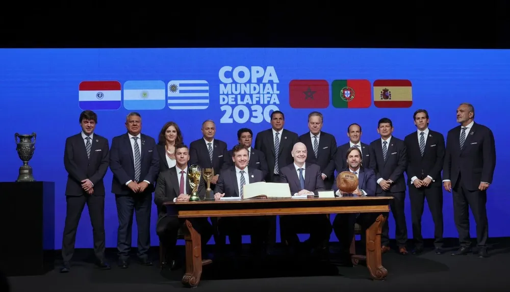 Los presidentes de todas las asociaciones, incluido el de la AUF, Ignacio Alonso, el presidente de FIFA, Gianni Infantino, presidente de Uruguay, Luis Lacalle Pou, y de Paraguay, Santiago Peña y el presidente de Conmebol, Alejandro Infantino en la mesa original en la que se fundó la Conmebol en 1916 y la pelota con una de las pelotas con las que se disputó la final Uruguay 4-Argentina 2 del Mundial 1930