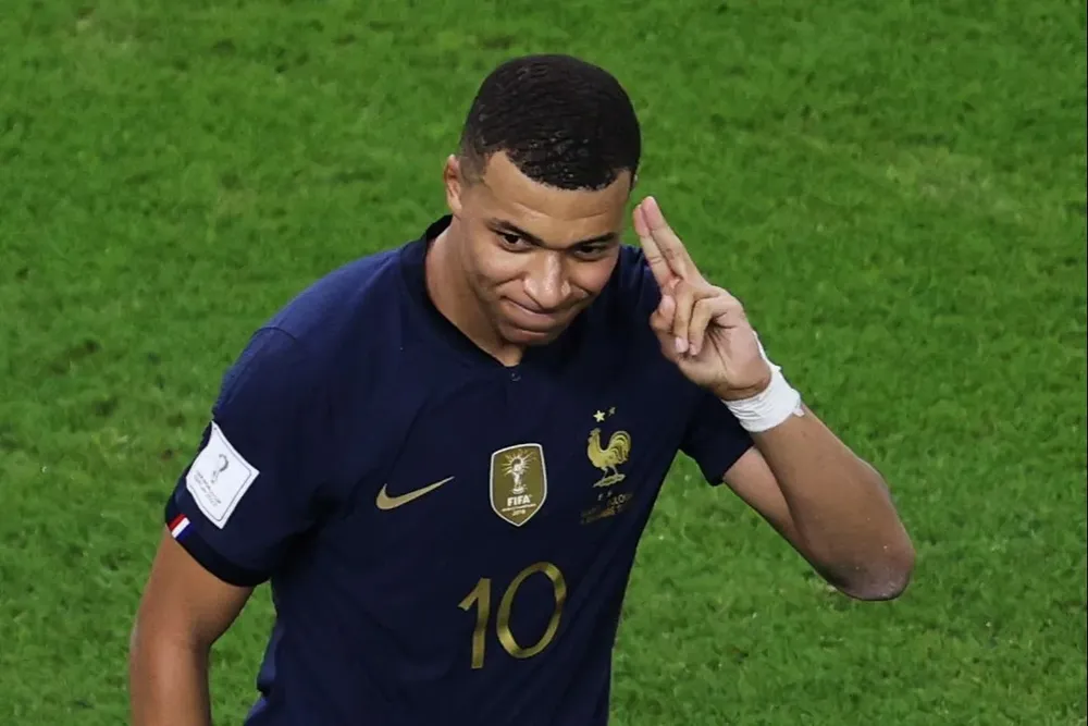 Mbappé celebra uno de sus goles ante los polacos