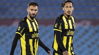 Germán Pezzella y Mauricio Lemos de Peñarol ante Albion por el Torneo Clausura