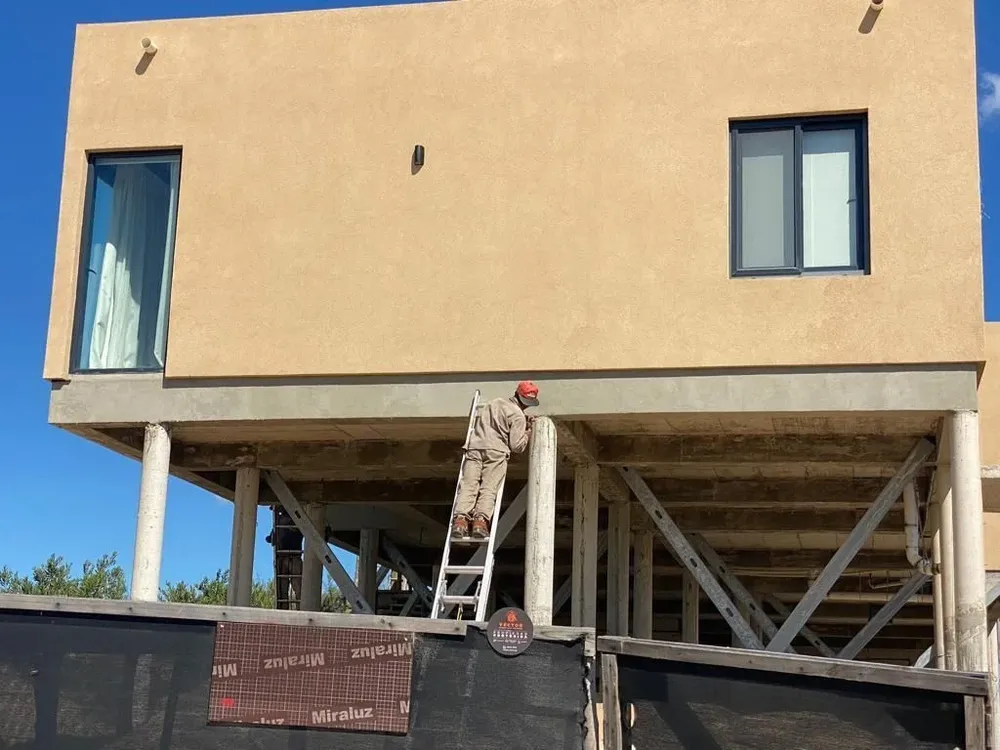 Ambas casas están ubicadas en la zona protegida de la playa