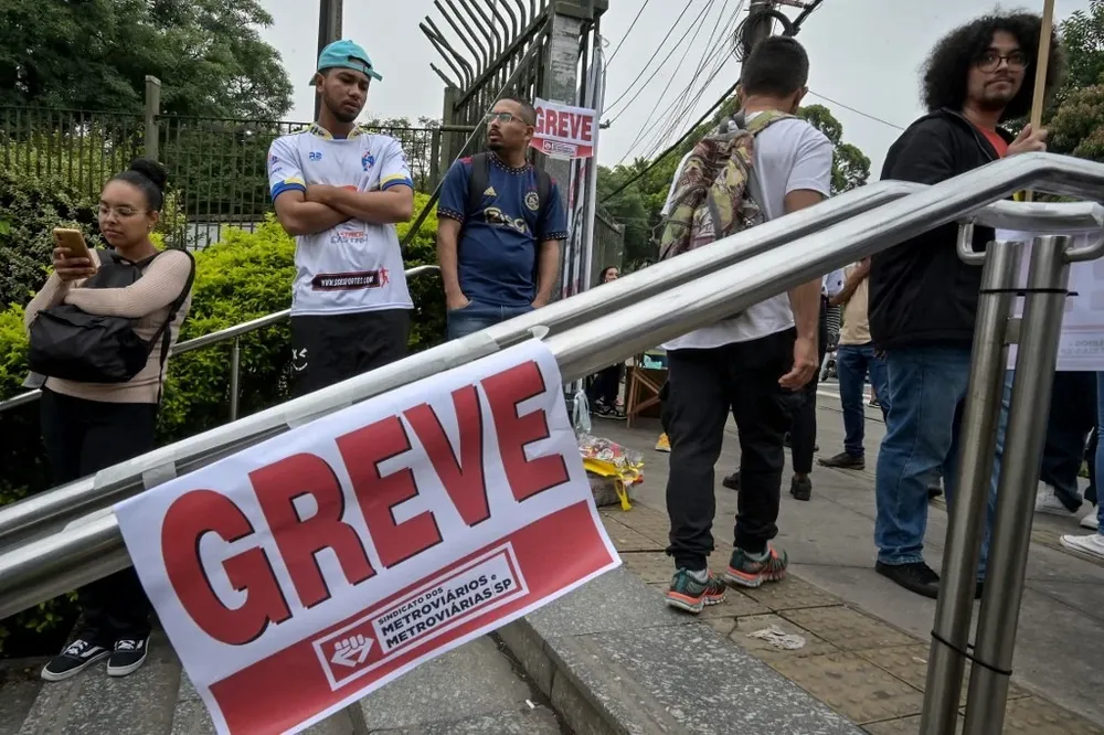 Paulistas encuentran una boca del metro cerrada, con un cartel que anuncia la huelga declarada por los gremios