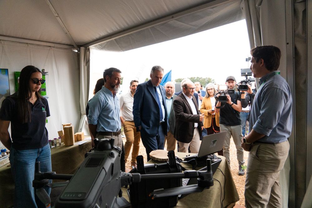 La visita al stand donde se presentaron desarrollos tecnol&oacute;gicos generados por el Instituto Nacional de Investigaci&oacute;n Agropecuaria (INIA).