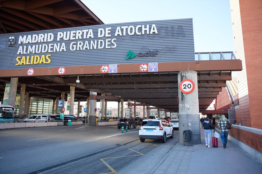 Varios taxis esperan en la estación de Puerta de Atocha-Almudena Grandes,