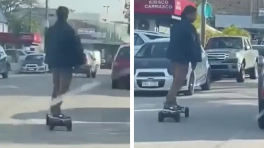 El expresidente Luis Lacalle Pou en una patineta motorizada por Carrasco