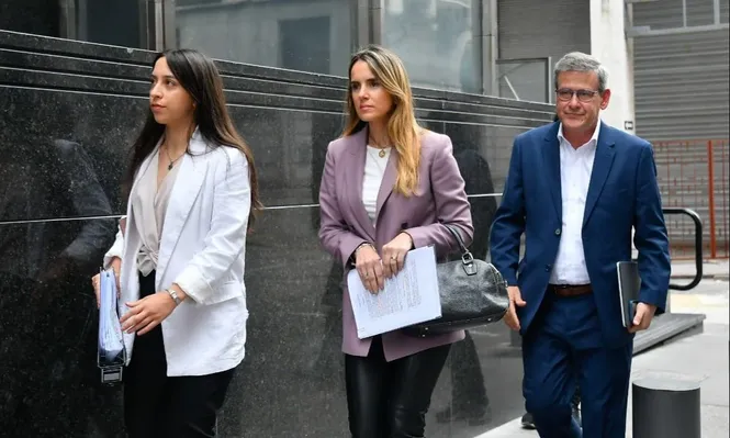 Carolina Ache entrando a declarar junto con sus abogados, entre ellos el exfiscal de Corte, Jorge Díaz Carolina Ache entrando a declarar junto con sus abogados, entre ellos el exfiscal de Corte, Jorge Díaz