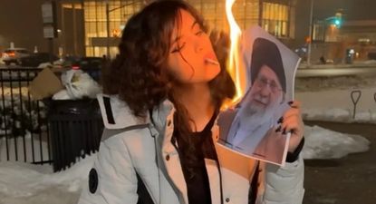 La chica del cigarrillo, un símbolo de la revolución iraní: el relato de una salvaje represión y el exilio