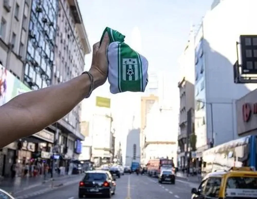 La camiseta de Racing en el Obelisco
