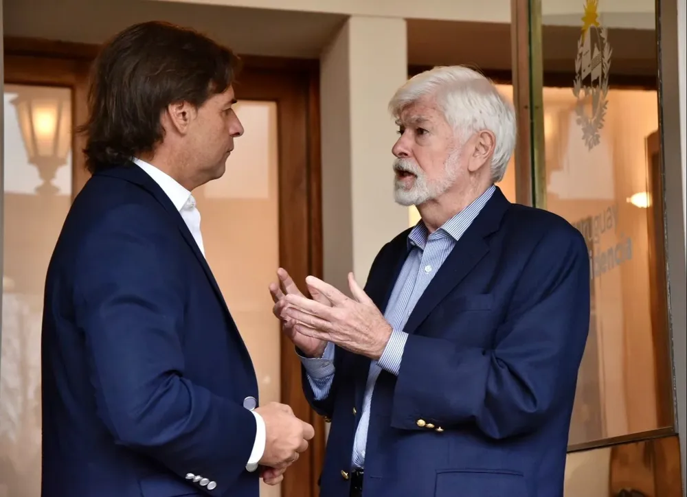 Luis Lacalle Pou, presidente de Uruguay, con Chris Dodd, senador estadounidense