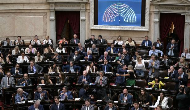 Diputados aprobó el DNU que habilita el acuerdo con el FMI: el oficialismo se impuso con apoyos clave