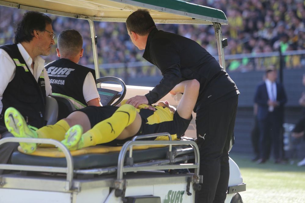 Nahuel Herrera de Peñarol se retiró lesionado en el inicio ante Nacional por la final de la Liga AUF Uruguaya