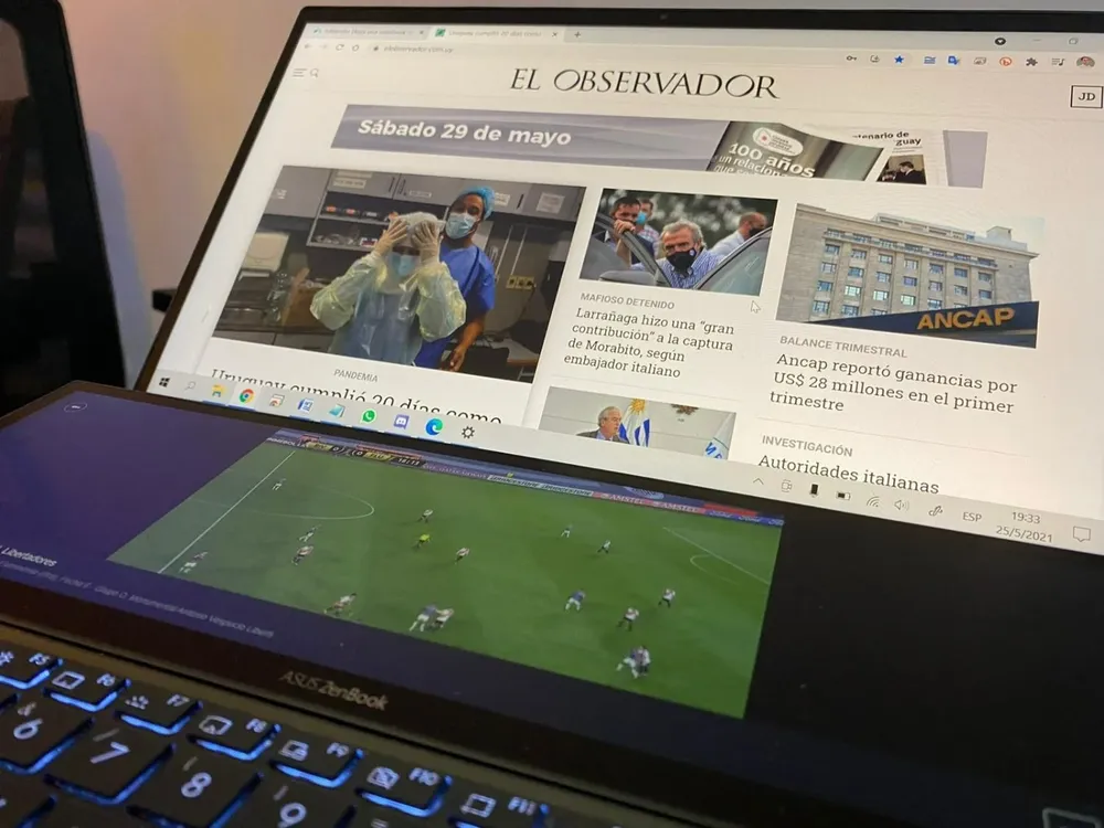 La nueva Zenbook Duo 14 UX 435 tiene una doble pantalla táctil.