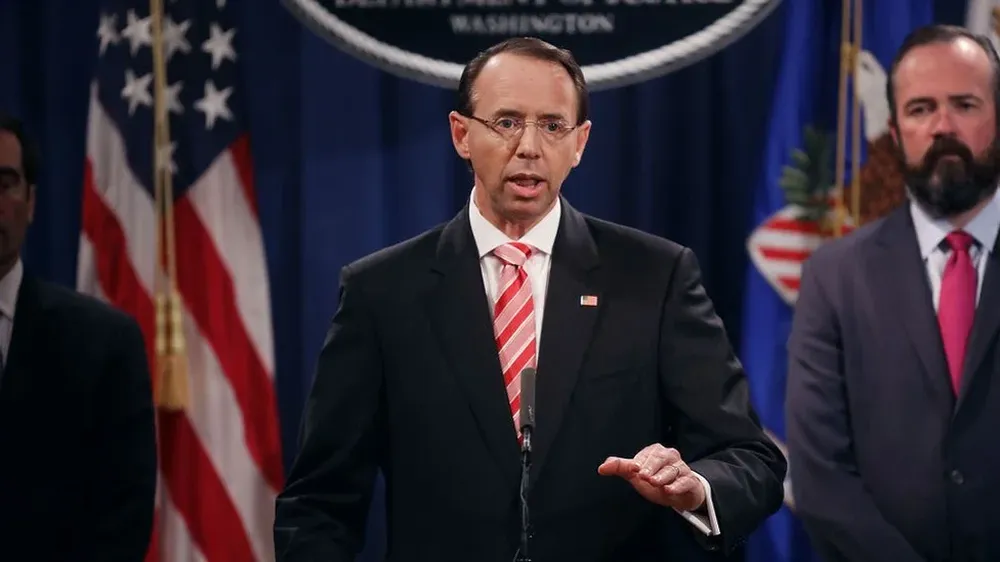 El vicefiscal general, Rod Rosenstein, informó que el fiscal especial que investiga la trama rusa, Robert Mueller, solicitó la imputación de 12 agentes de inteligencia del Kremlin.