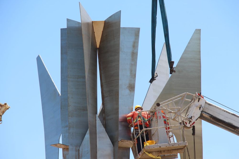 Pablo Atchugarry donó una de sus obras a Madonado y fue montada en un punto estratégico del departamento