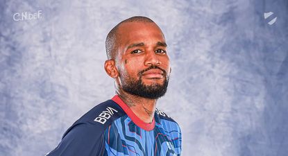 Luis Mejía con uno de los modelos de camisetas de arquero 2025 de Nacional