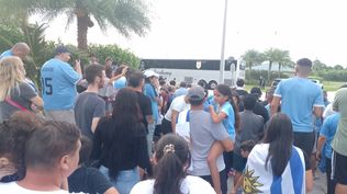 Hinchas en la práctica de la selección de Uruguay