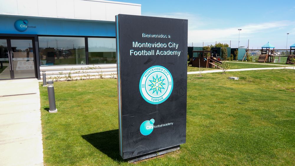 El letrero del frente de la Montevideo City Football Academy, complejo de Montevideo City Torque