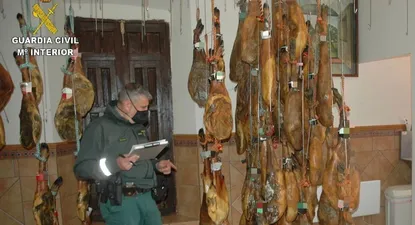 La Guardia Civil intervino casi 3000 jamones por fraude alimentario.