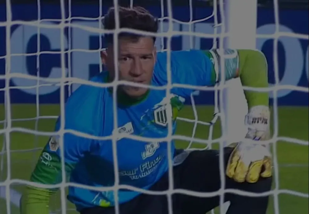 Enrique Beto Bologna, el exarquero de Peñarol, recibió un gol increíble en Banfield, por parte de un compañero suyo