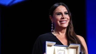 Karla Sofía Gascón con su premio del Festival de Cannes