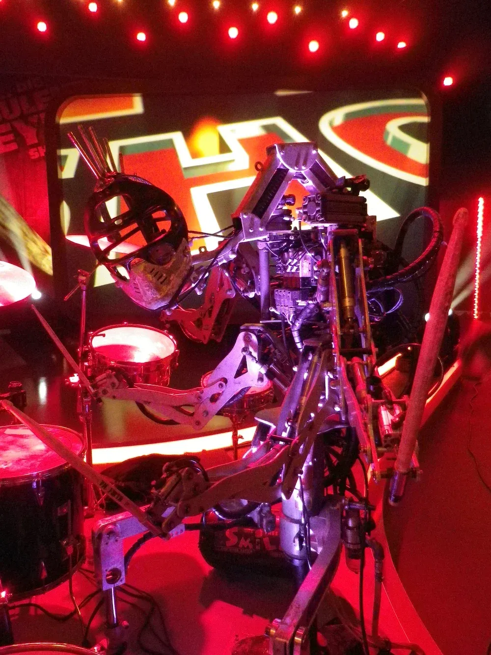 Stickboy, un baterista con cuatro brazos