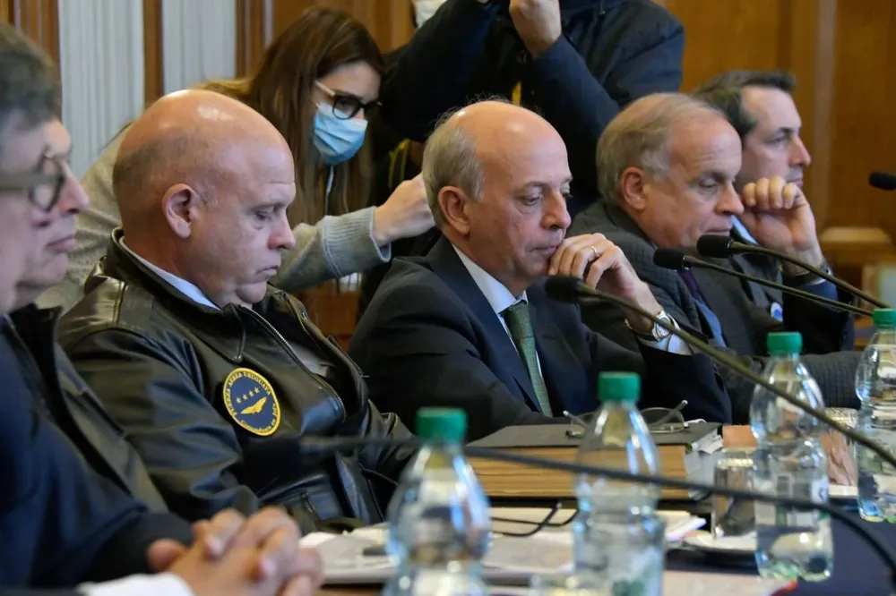 El ministro de Defensa fundamentó la decisión en el Parlamento.