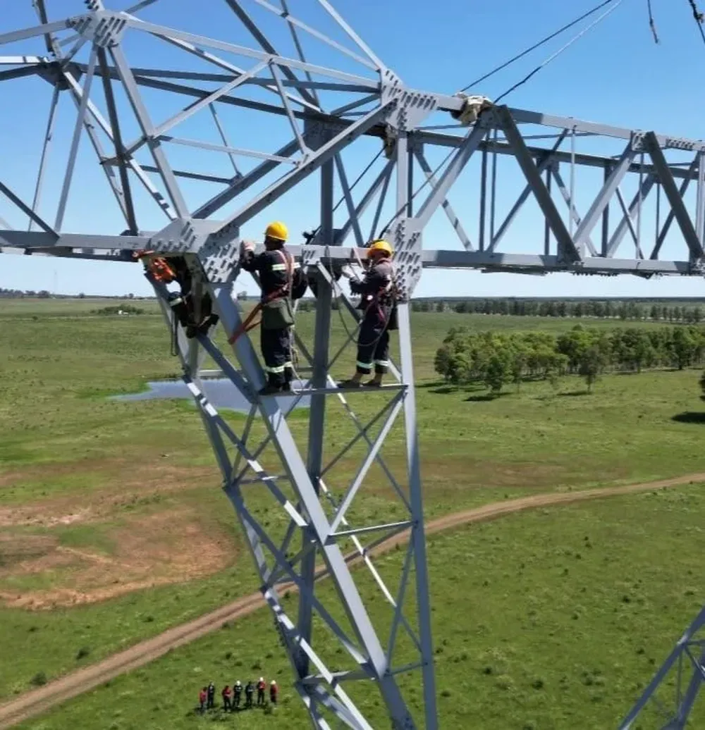 Obreros trabajan en la instalación de una torre en el cierre del anillo norte.
