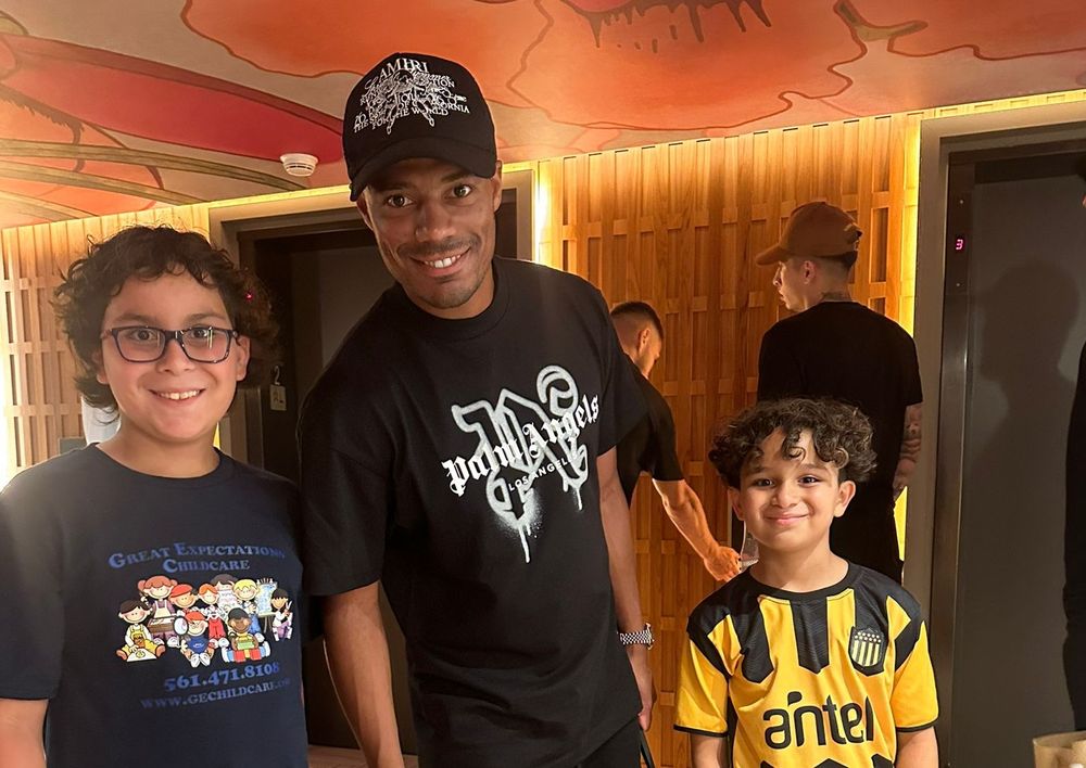 Nico De la Cruz y su rato libre, y una foto junto a hinchas de la selección uruguaya y Peñarol