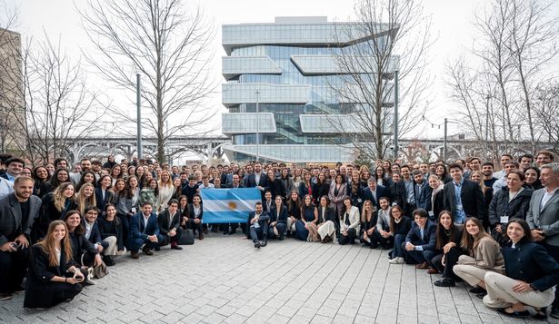 Asistentes a la décima conferencia anual de Masters Argentina, frente al edificio de Columbia Business School, en Nueva York