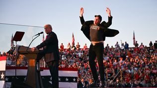 Elon Musk durante el acto de campaña de Trump en Butler, Pensilvania, a los saltos