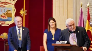 Momento de la entregar la Medalla de la Ciudad de Málaga y el nombramiento de Hijo Predilecto a José Manuel Cuenca Mendoza, Pepe Bornoy, como reconocimiento a su trayectoria artística en una imagen de archivo.