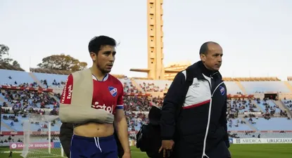Jorge Fucile salió lesionado del hombro
