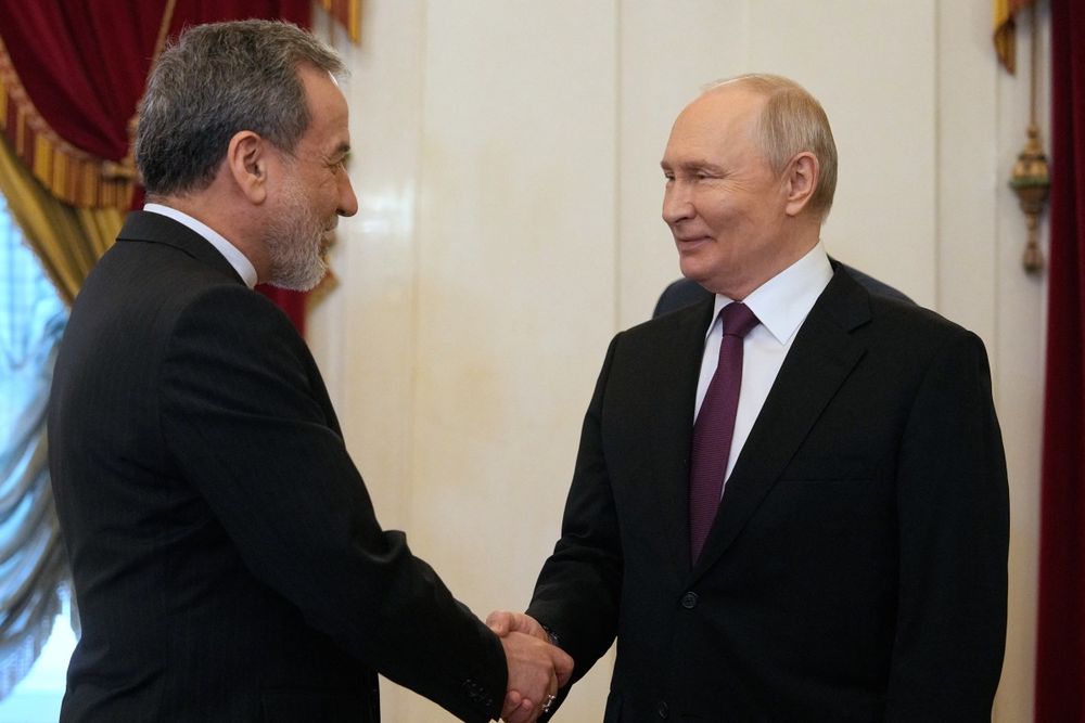 El presidente ruso Vladimir Putin junto al ministro de Asuntos Exteriores iraní Abbas Araghchi durante su encuentro en Rusia.