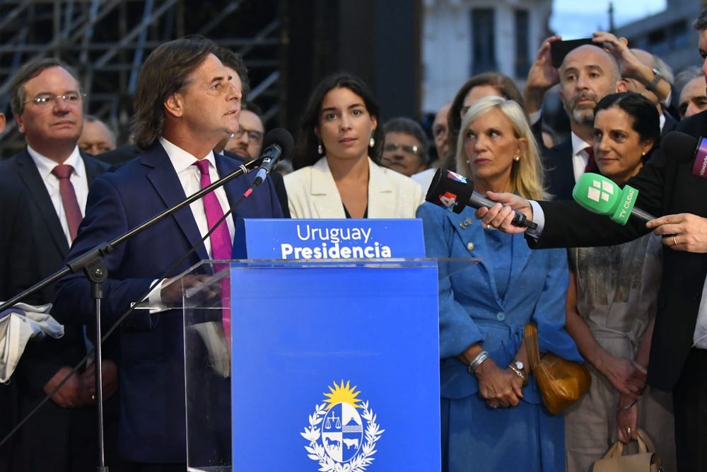 Luis Lacalle Pou en su último día como presidente en la Plaza Independencia