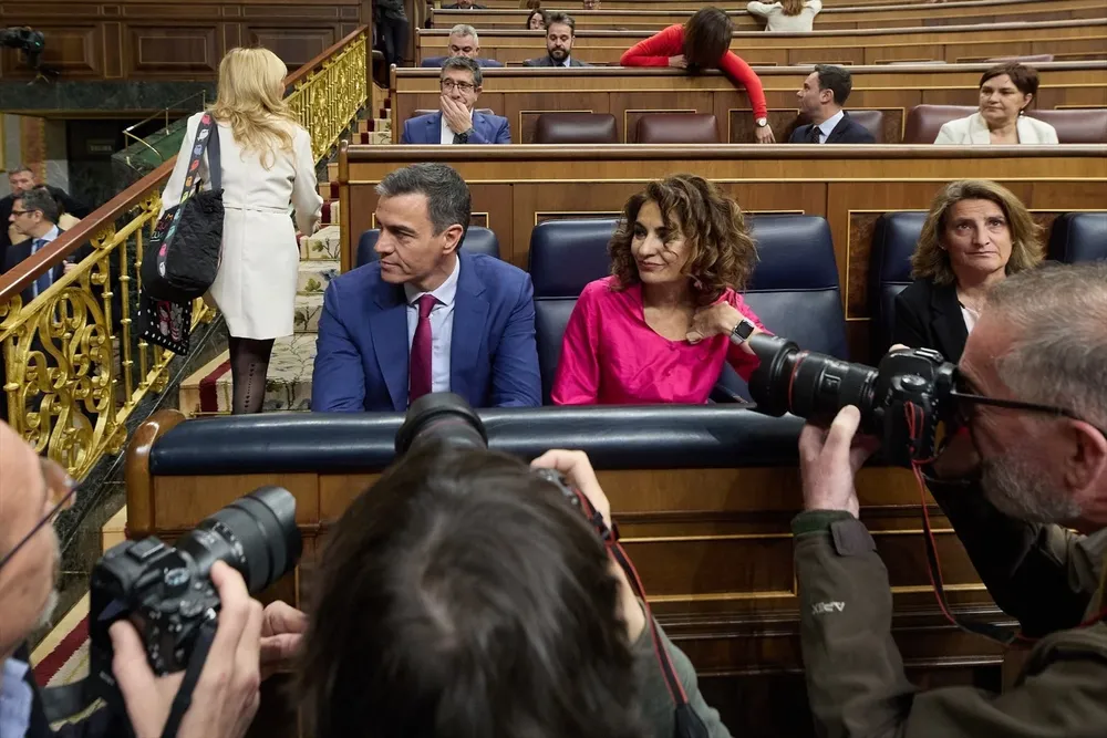 El presidente del Gobierno, Pedro Sánchez y la vicepresidenta primera y ministra de Hacienda, María Jesús Montero.