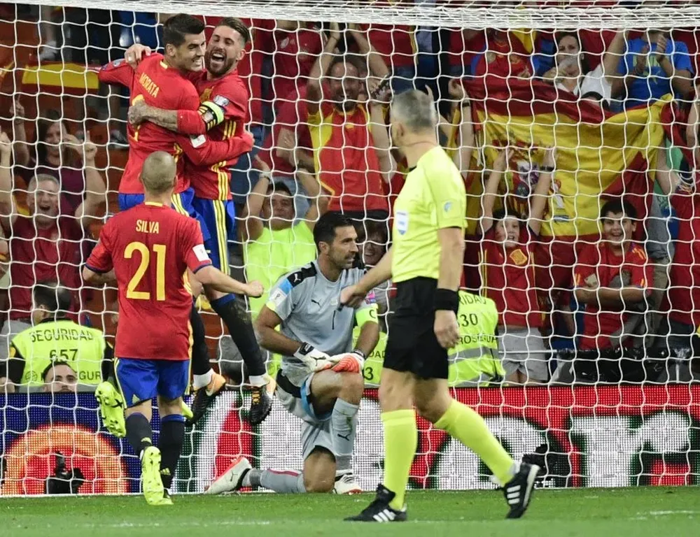 Festeja España, lo sufre Buffon.
