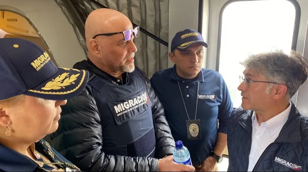 El exjefe paramilitar Salvatore Mancuso, que fue comandante de las Autodefensas Unidas de Colombia, junto al director de migraciones Carlos Fernando García.