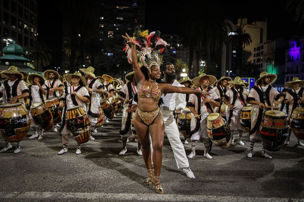 Andreina Cabrera y Steve Hilman frente a la cuerda de Más Que Lonja en el Desfile Inaugural de Carnaval